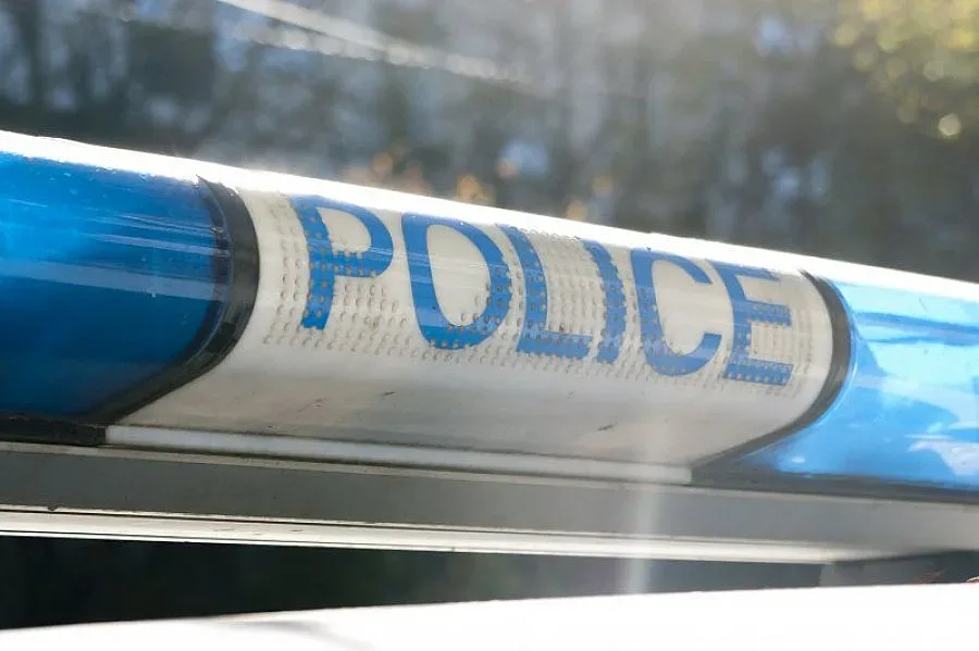 Свалиха мъж от кола, за да го набият и ограбят