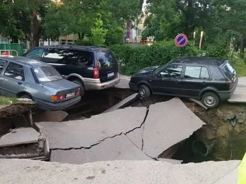 Ремонтират дупката на бул. "Черни връх"