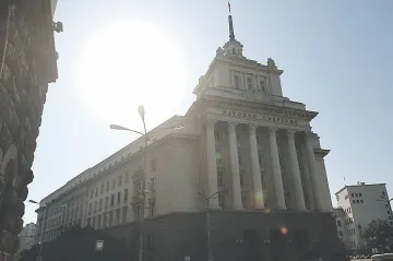 Ремонтират кабинетите на депутати с 220 бона