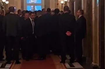 Бой и каруцарски псувни в парламента. В дъното пак е Манол Пейков