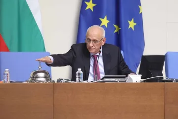 Силви Кирилов не издържа! Сложи депутатите на мястото им