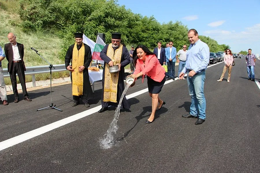 Лиляна Павлова пусна в експоатация новата отсечка до "Капитан Андреево"