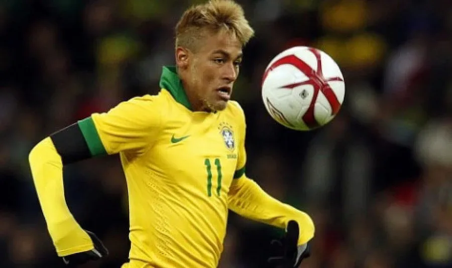 Данъчни погнаха Неймар и родителите му в Бразилия