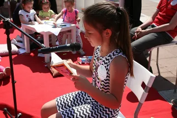 Десетки деца четоха в центъра на Благоевград