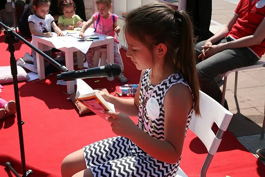 Десетки деца четоха в центъра на Благоевград