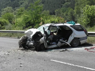 Шофьор загина, двама ранени след челен удар край Благоевград