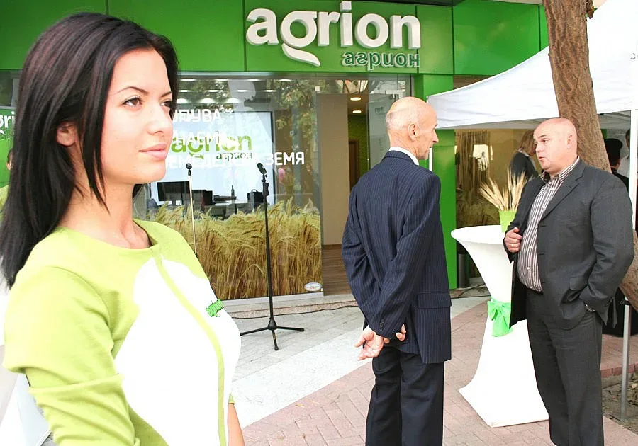 Далечни роднини се разпореждат с ниви за милиони