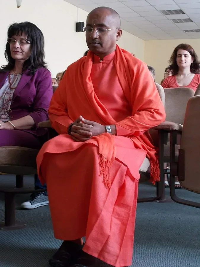 Добрич медитира под ръководството на съученик на Далай Лама и добричлийка