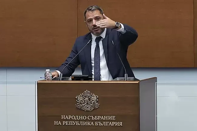 Асен Василев разсмя парламента. Биков и Добрев го разкъсаха