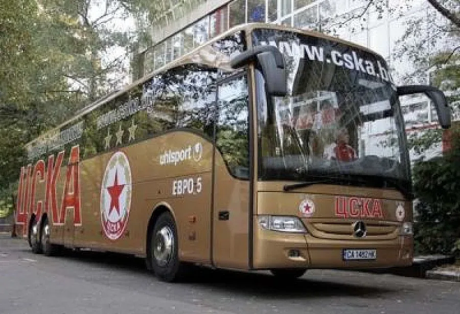 Нечуван срам в ЦСКА, здравеняци свалиха деца от рейса