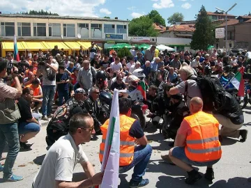 Подновиха протестите срещу ромите в Гърмен