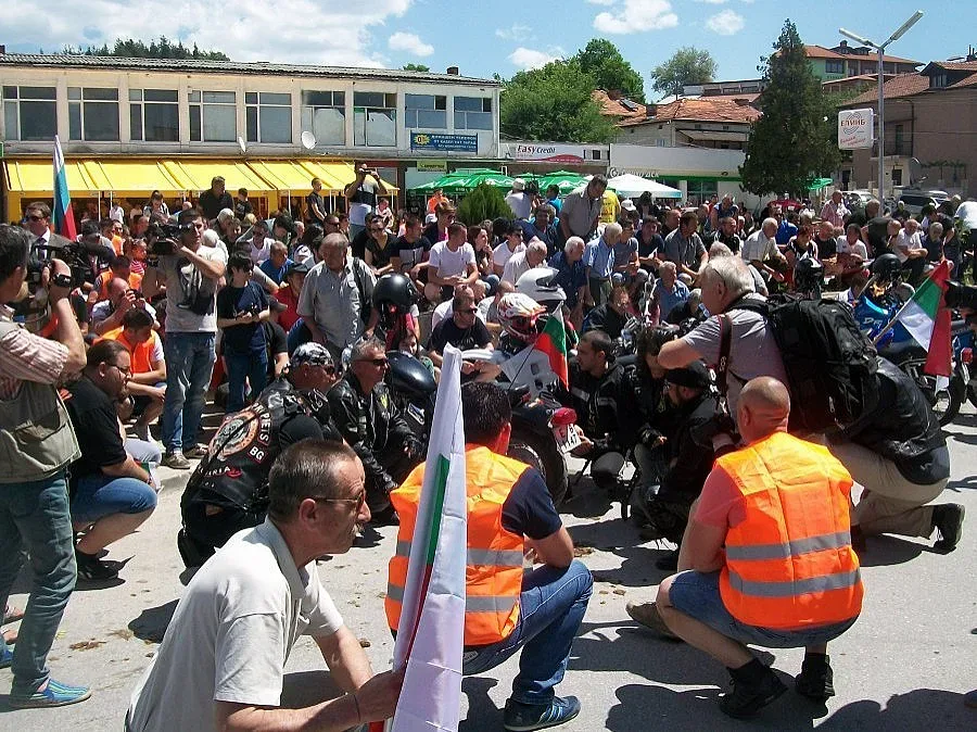 Подновиха протестите срещу ромите в Гърмен