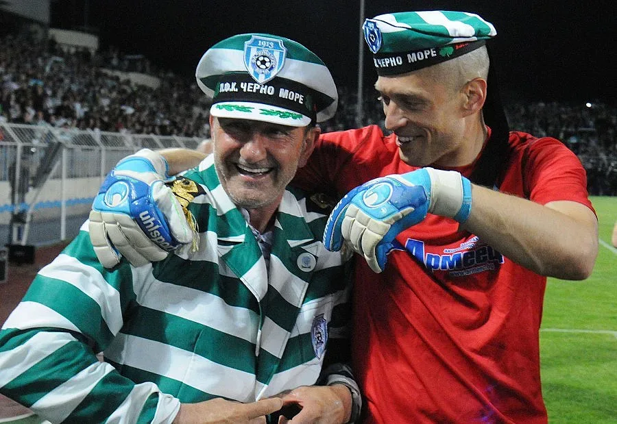 Наградиха треньор с кашон мастика