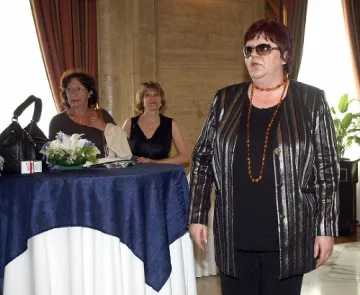 Ирена Кръстева с отворено писмо заради Ахундова