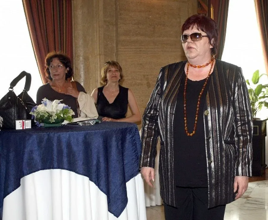 Ирена Кръстева с отворено писмо заради Ахундова