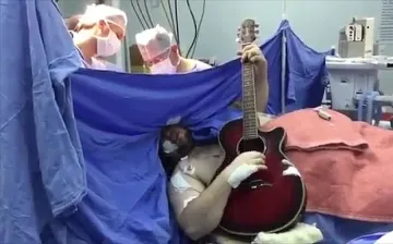 Мъж свири "Бийтълс", докато му оперират мозъка (ВИДЕО