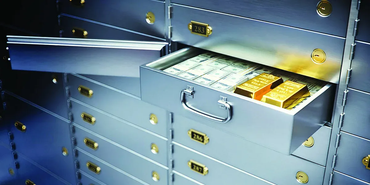 Проверяват банкови сметки и сейфове