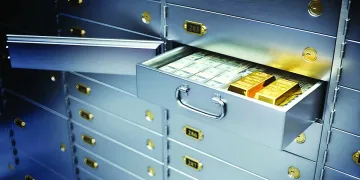 Проверяват банкови сметки и сейфове