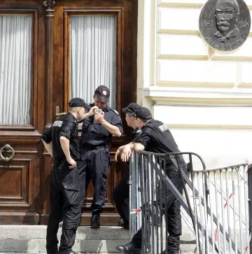 Полицаи на палатки пред парламента