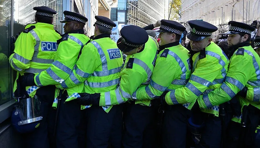 Лондон уволнява дебелите полицаи