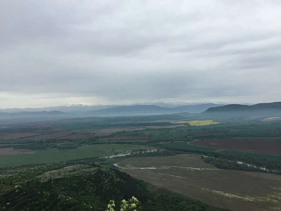 Времето ще бъде топло с превалявания