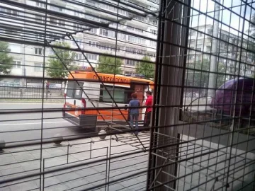 Скандално: Линейка превозва мебели