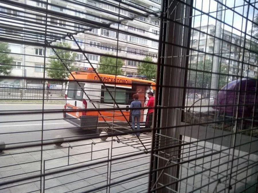 Скандално: Линейка превозва мебели