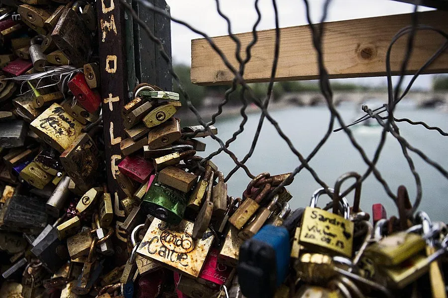 Париж свали катинарите на влюбените (ВИДЕО)