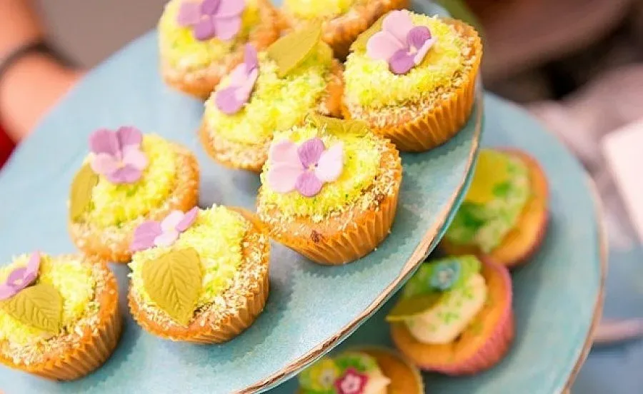 Дариха деца с пари от кулинарна изложба