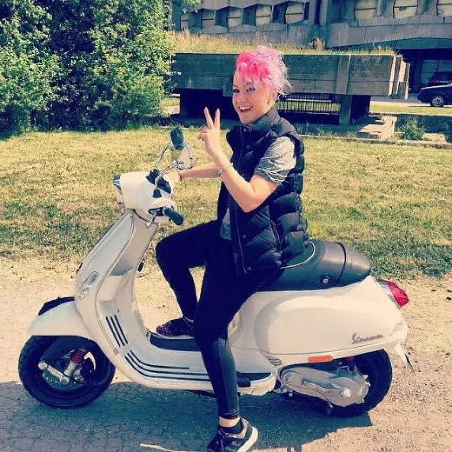 Ненчо качи Поли на скутер