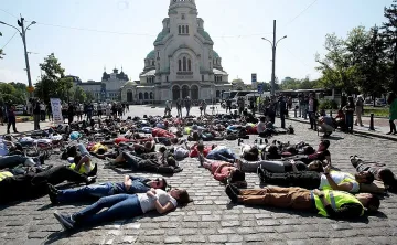 Десетки легнаха на пътя и обявиха война на войната по пътищата