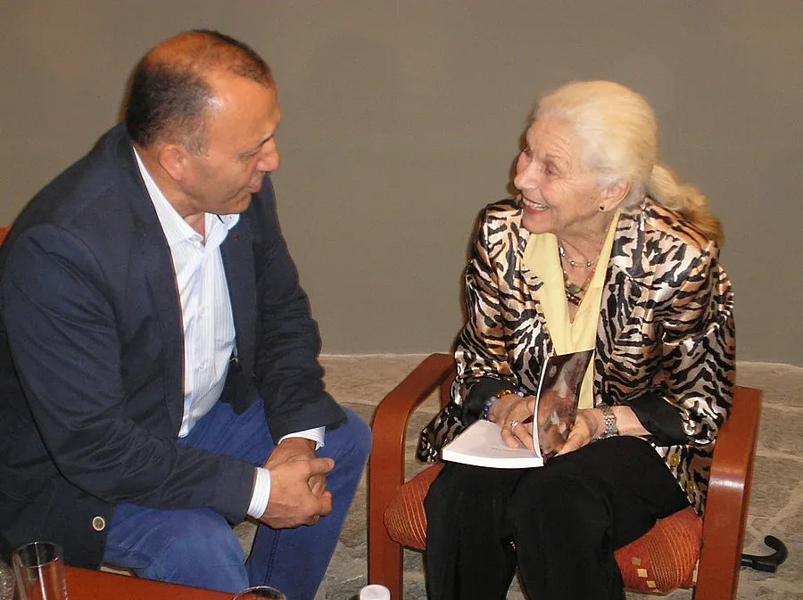 "Ледената кралица" пита "Коя съм?..."