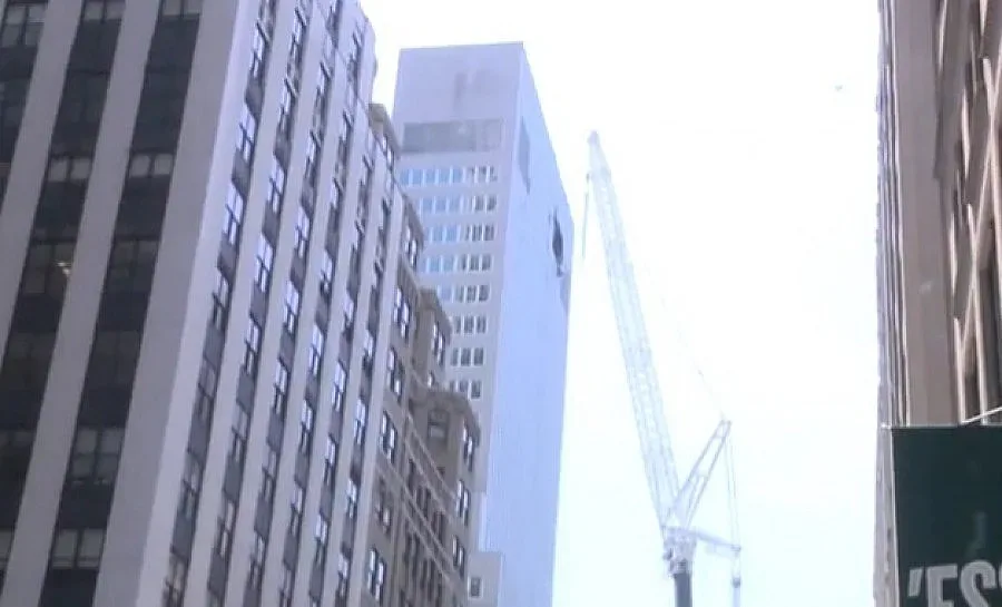 Кран изпусна 4-тонен товар,10 пострадаха 