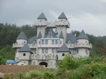 Бизнес дама строи замък