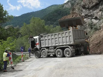 Ново свлачище блокира пътя до Асеновата крепост