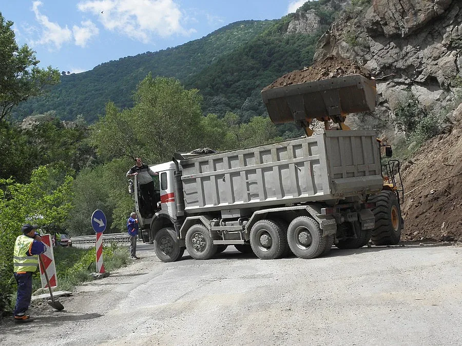 Ново свлачище блокира пътя до Асеновата крепост