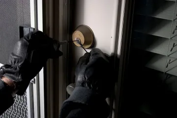 Домашна аларма заблуждава крадците с миене на чинии