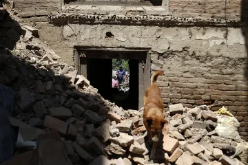 Непалските училища отвориха врати за пръв път след земетресението