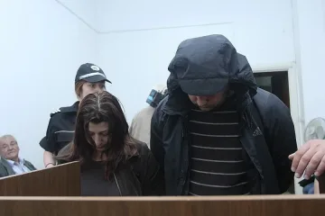 Оставиха в ареста семейството обирджии