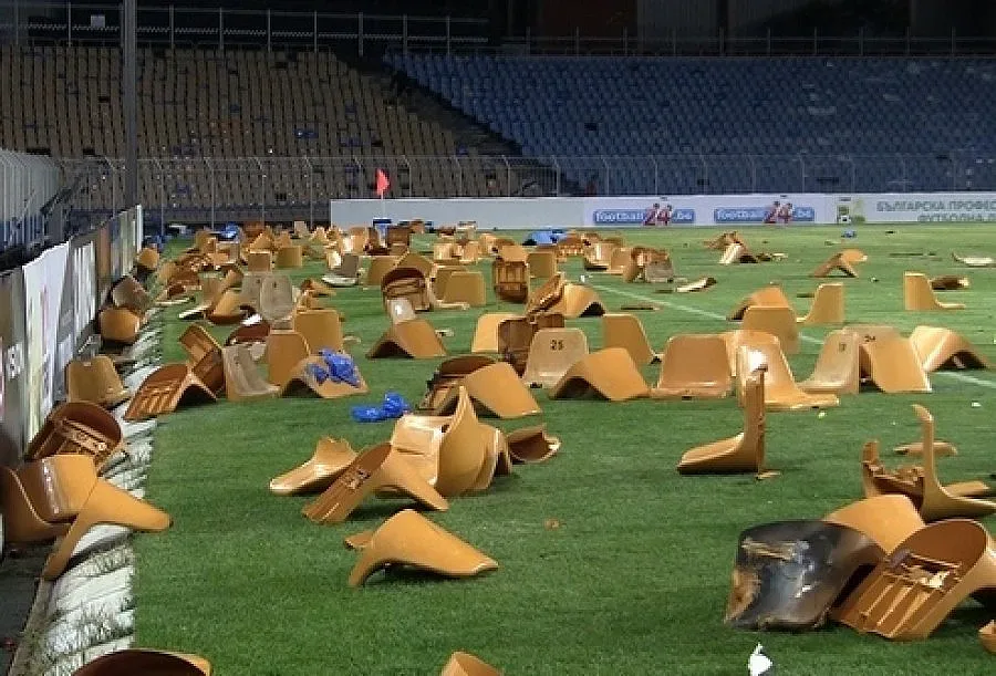 Сини фенове потрошиха "Лазур"