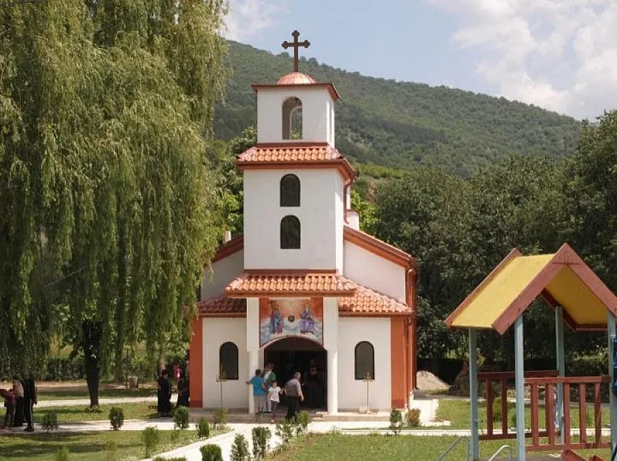 Освещават параклис в с. Полето