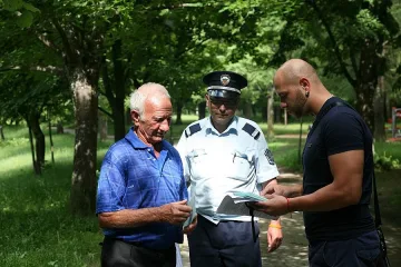 Полиция и общинари раздават брошури срещу телефонните измами