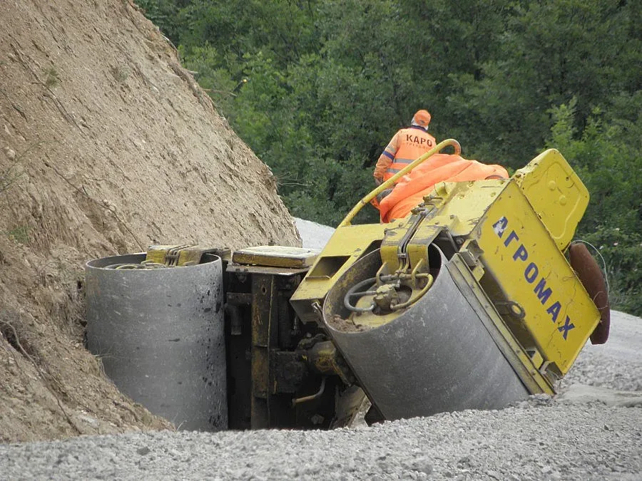 Валяк се обърна и затисна работник край Благоевград