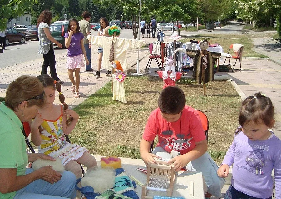 Децата на Перник на ул. „Вълшебна” за 1 юни