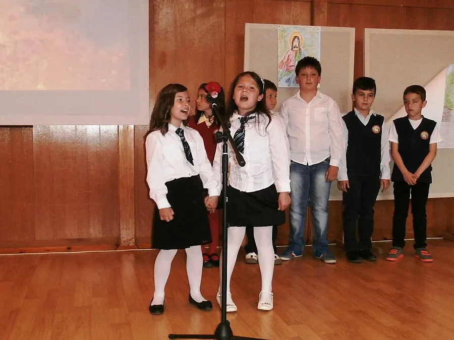 Свещеник награди ученици за послушание