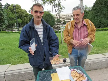 Русенец прати камъни до Юнкер, кметът го даде на ДАНС