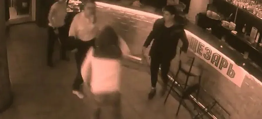 ВИДЕО: Гневна руска сервитьорка налага палав клиент