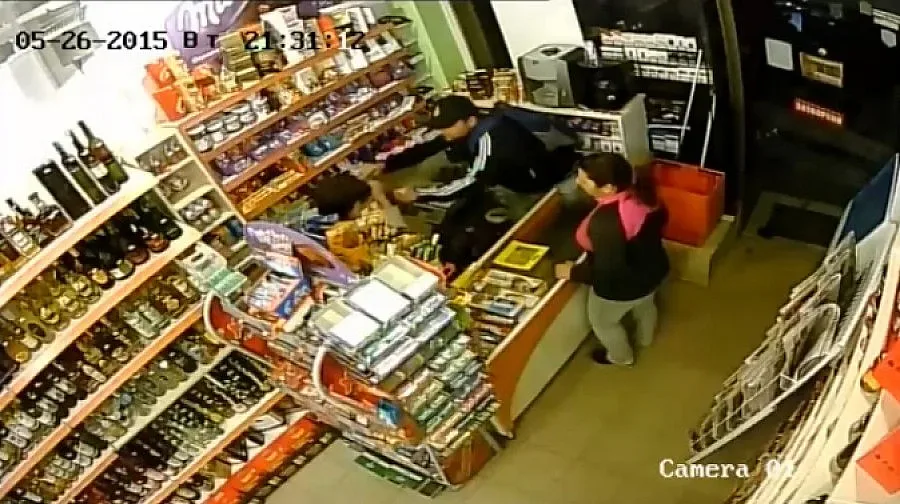 ВИДЕО: Въоръжен грабеж на магазин в София