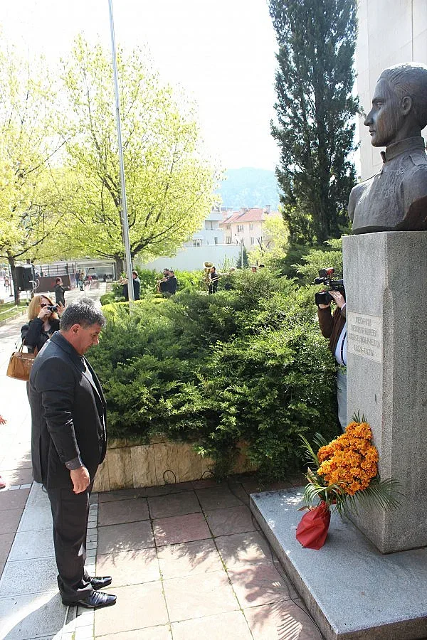 Поклон пред Георги Измирлиев в родния му Благоевград