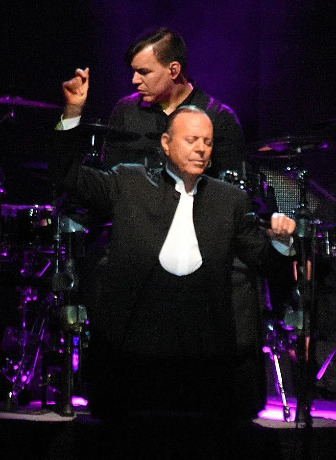 Вечният Хулио разтопи сърца в "Арена Армеец"